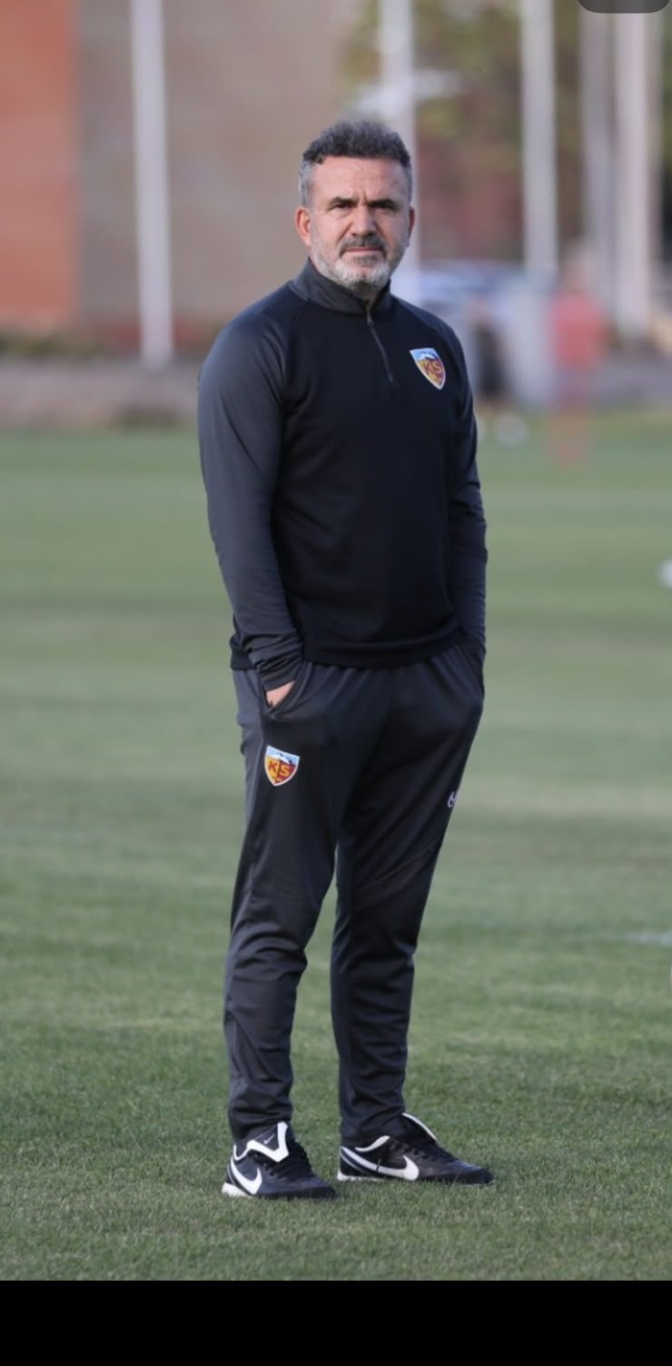 Deniz Perişan pitchside at a training session